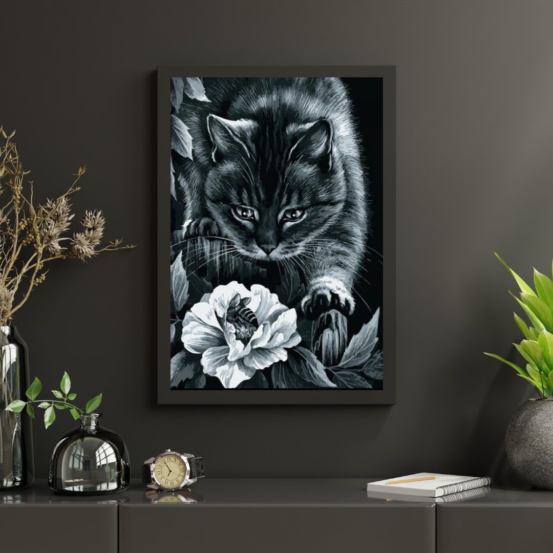 Diamond Painting Czarna kotka z kwiatem i pszczołą - SEOS Shop ®